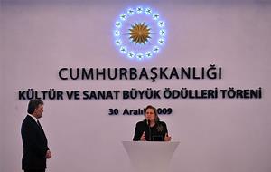 Anasayfa Basın Bültenleri Detay SÜ Sakıp Sabancı Müzesi 2009 Yılı Cumhurbaşkanlığı Kültür ve Sanat Büyük Ödülü’nü aldı. SÜ Sakıp Sabancı Müzesi 2009 Yılı Cumhurbaşkanlığı Kültür ve Sanat Büyük Ödülü’nü aldı.